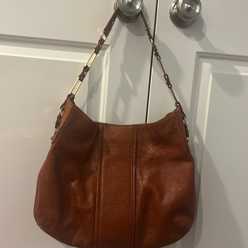 Women’s Tory Burch shoulder bag. Comes with Tory Burch dust cover.
